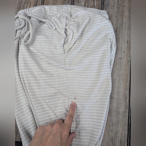 The Company Store 2-piece Pajama Set Size Small One Stain On Leg - Picture 12 of 15